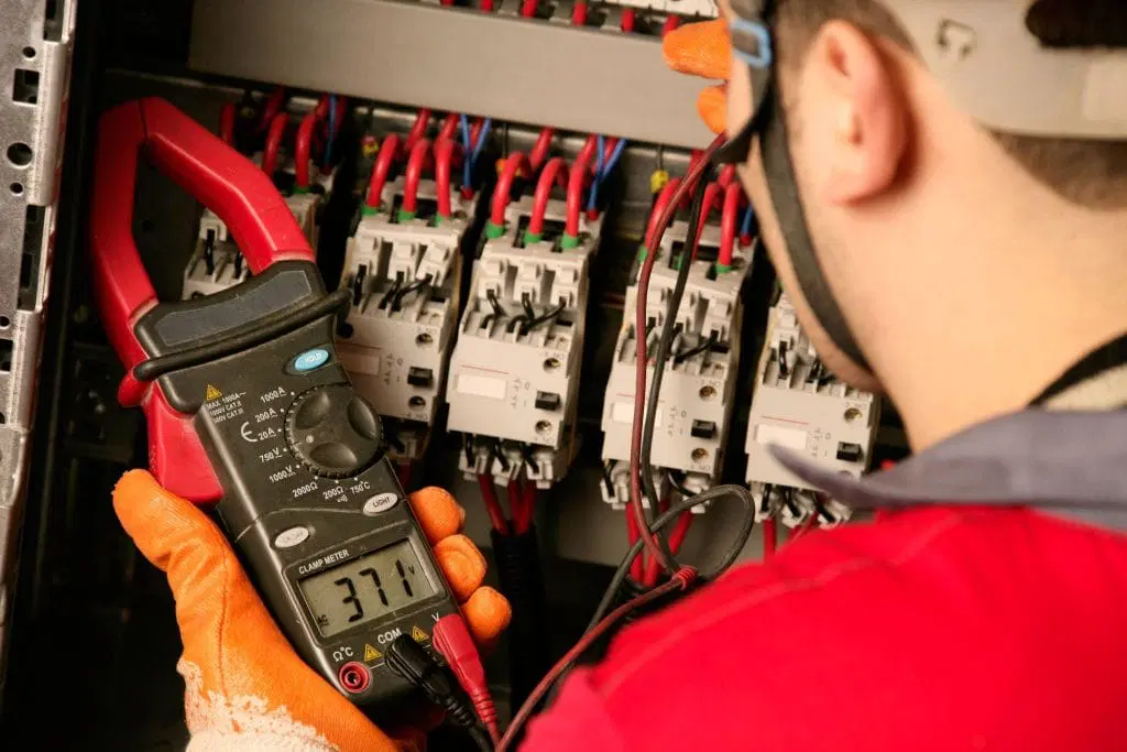 Warum eine wiederkehrende Prüfung elektrischer Anlagen notwendig ist