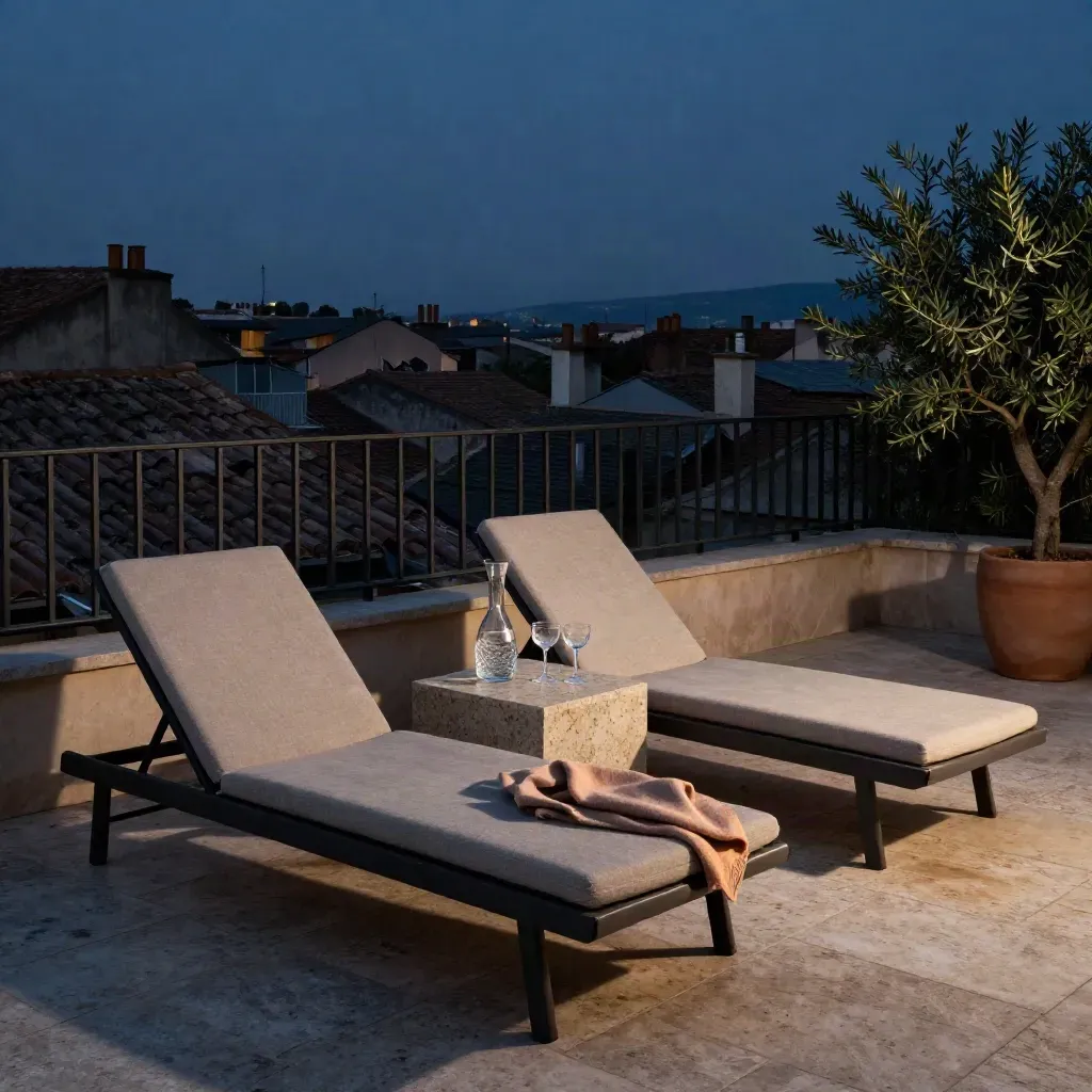 Luxuriöse Hotelterrasse bei Abenddämmerung mit Loungechairs und Altstadtblick