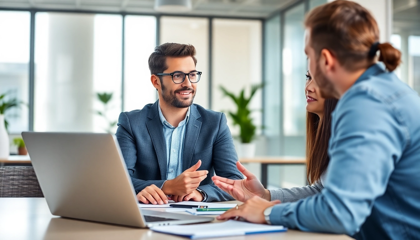 Headhunter IT berät Kunden in einem modernen Büro mit digitalen Tools.