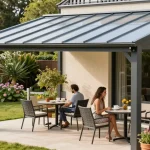 Eine stilvolle Terrassenüberdachung schafft eine einladende Atmosphäre für Paare im Garten.