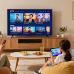 Familie genießt mit IPTV Smarters Streaming-Erlebnis im modernen Wohnzimmer.